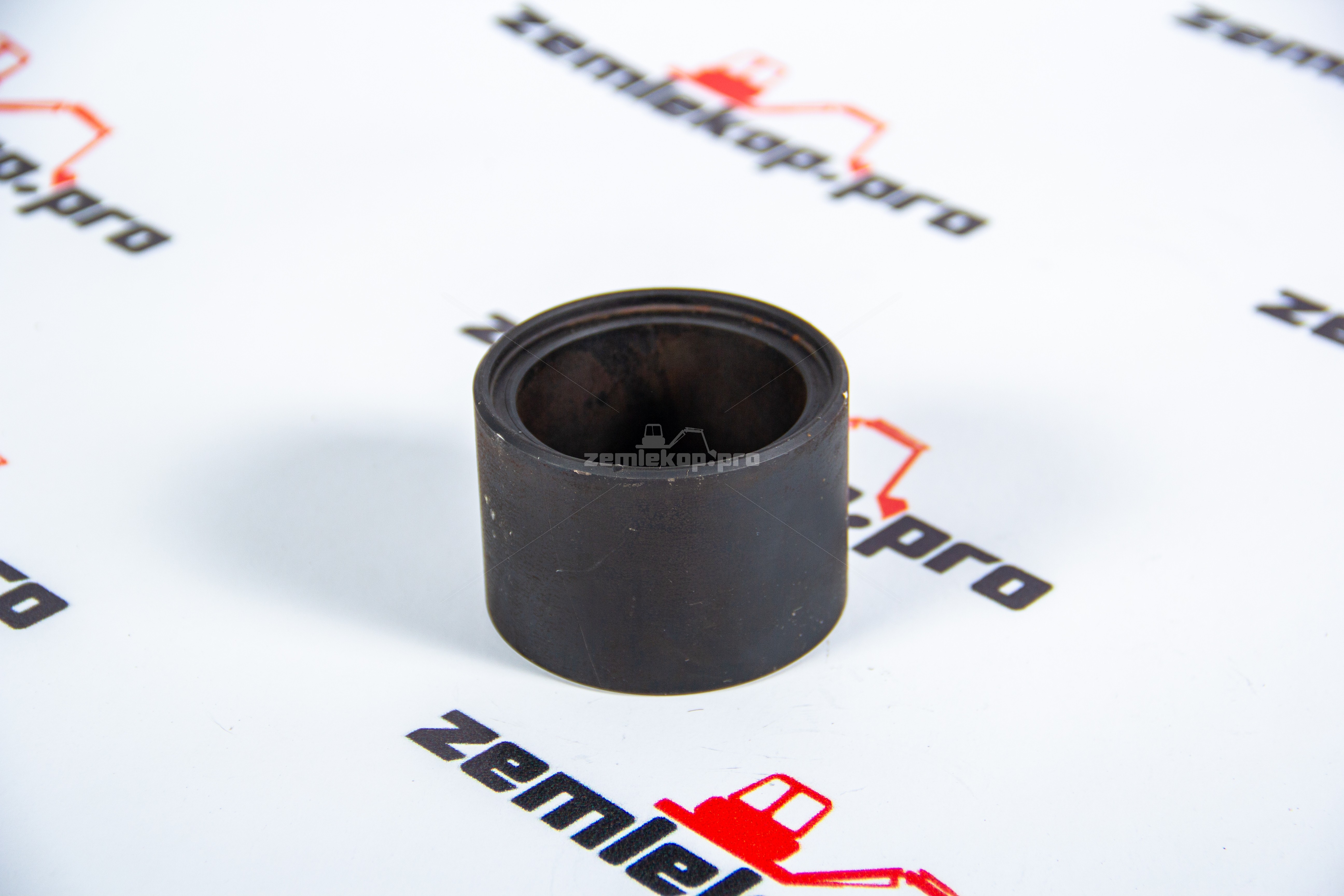 83910546 Втулка CNH (крепление стрелы к рукояти)