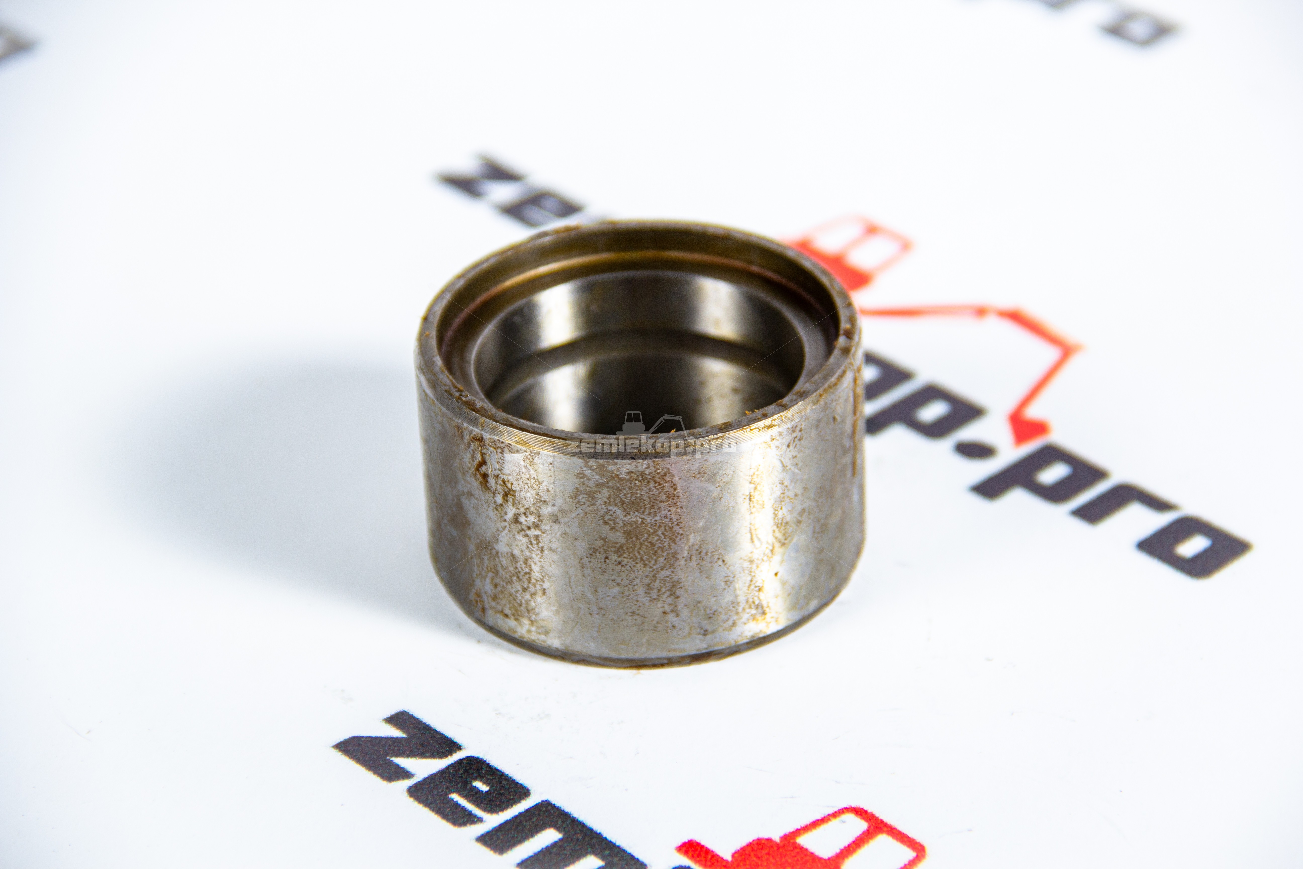 83910547 Втулка CNH (шток г/ц опрокидывания экскаваторного ковша)