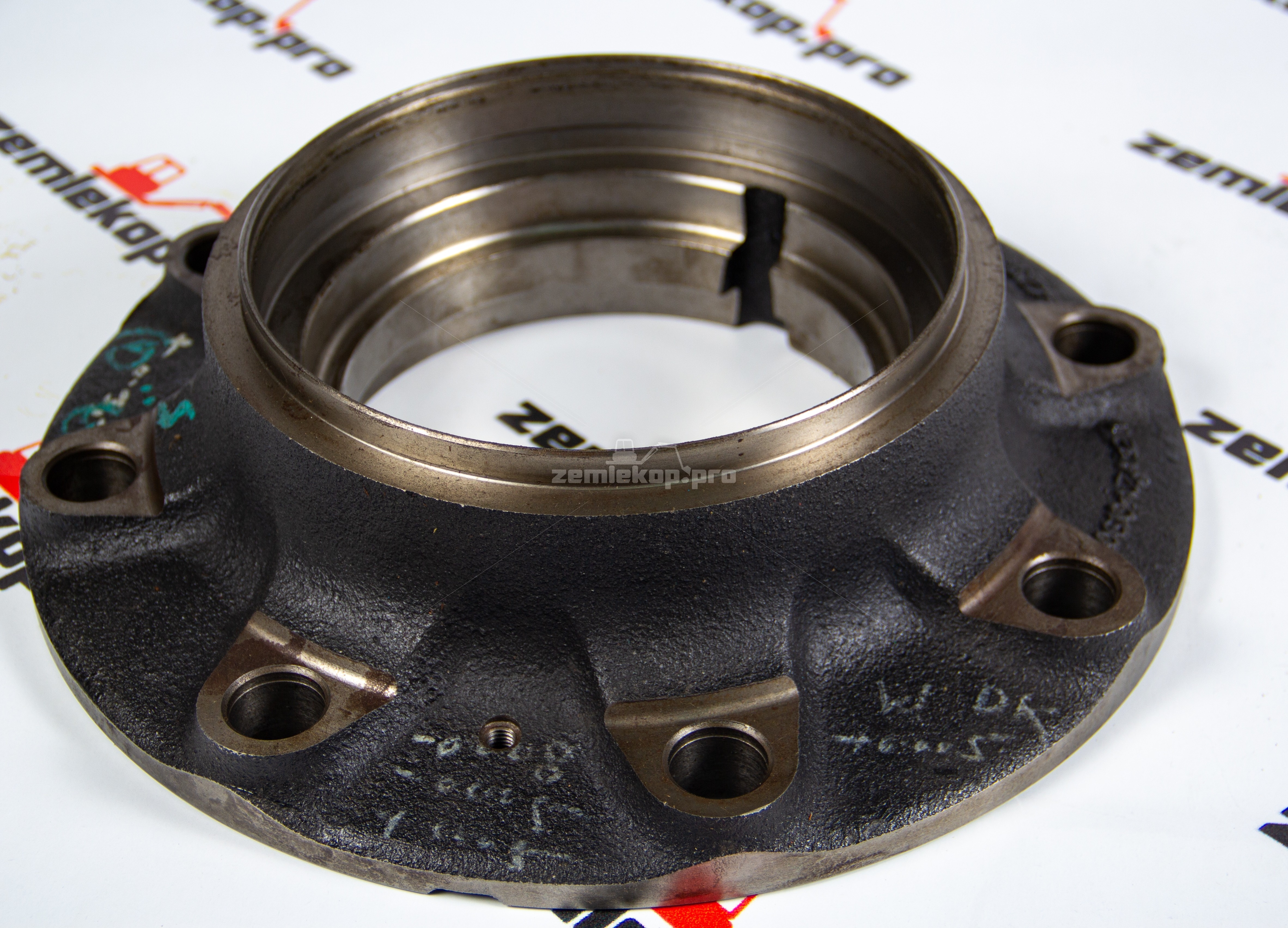 84297567 Ступица