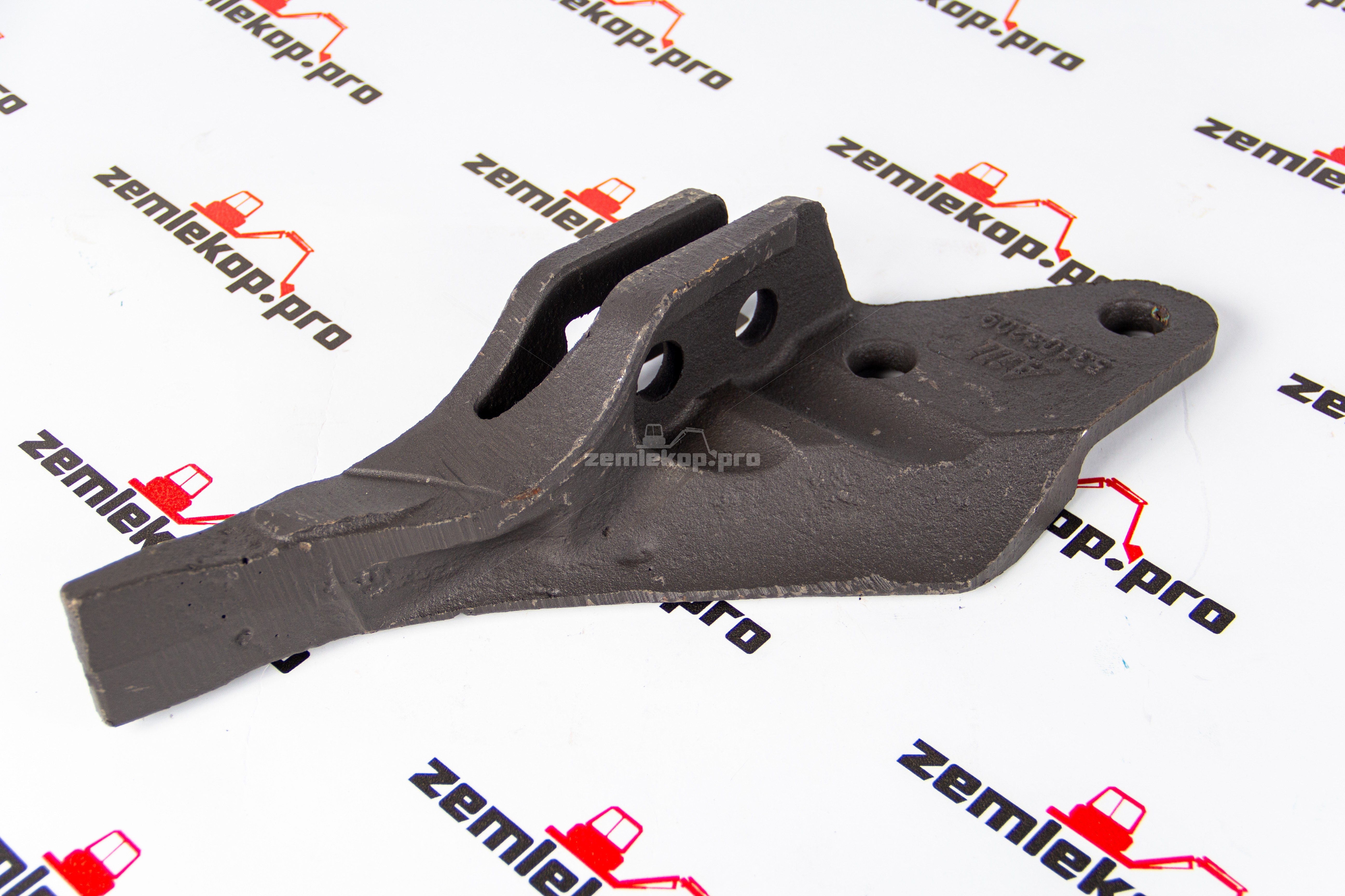 531.03209 Бокорез ковша левый JCB 2CX/3CX/4CX