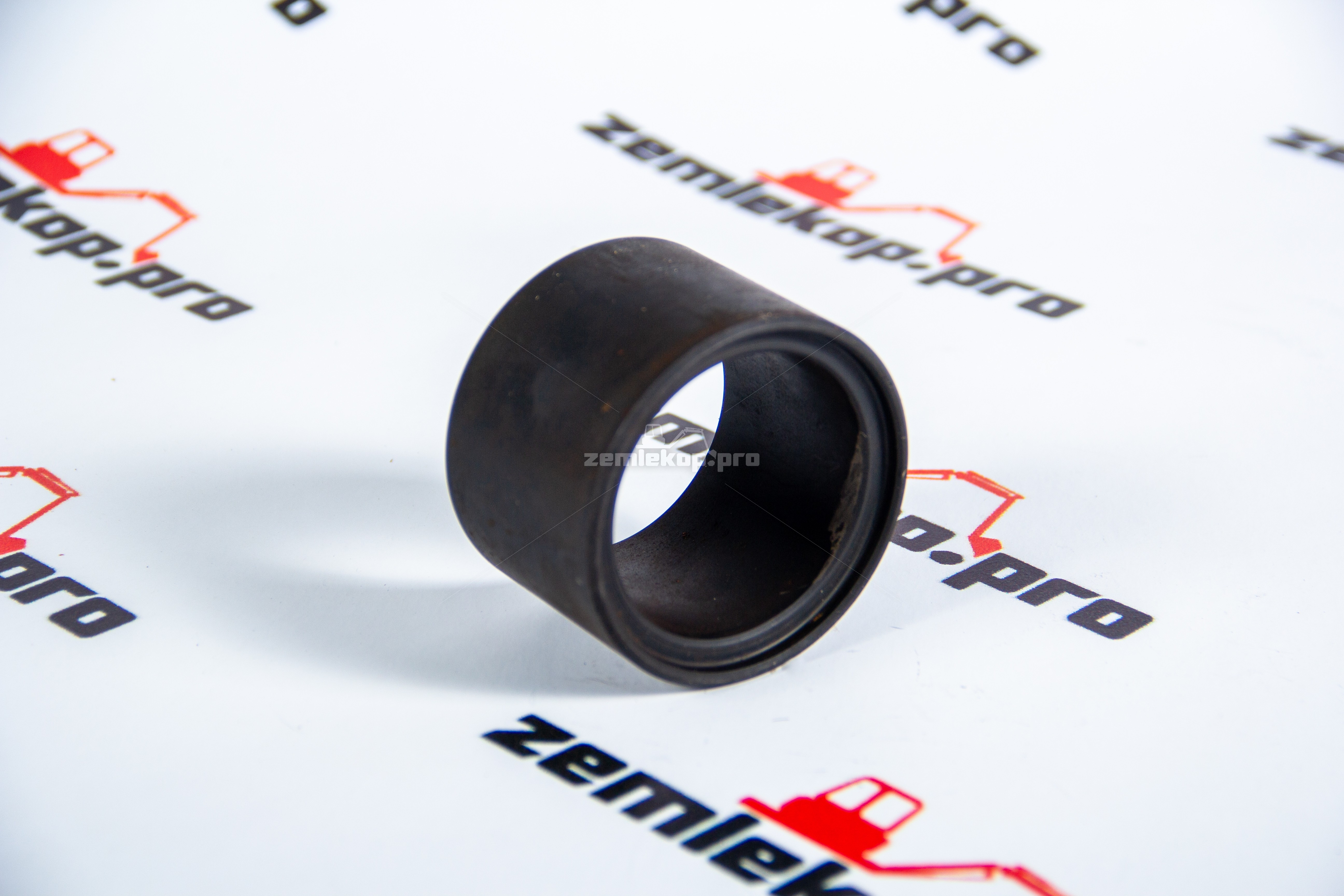 83910546 Втулка CNH (крепление стрелы к рукояти)