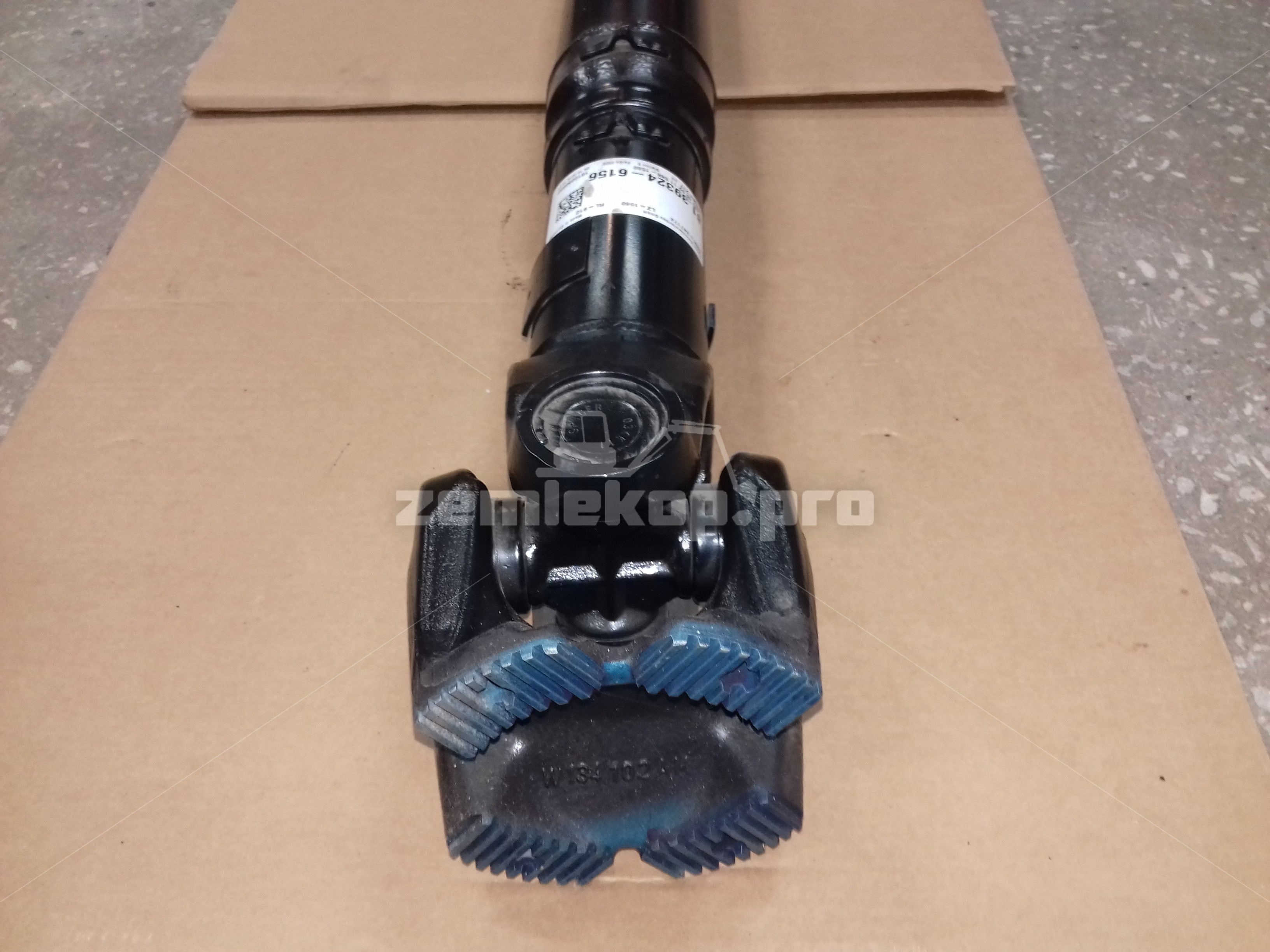 D-12135-00 Кардан.вал DANA MAN KV150/4-13 Lz1560 47.6x135.2 (крестов. необслуж.)