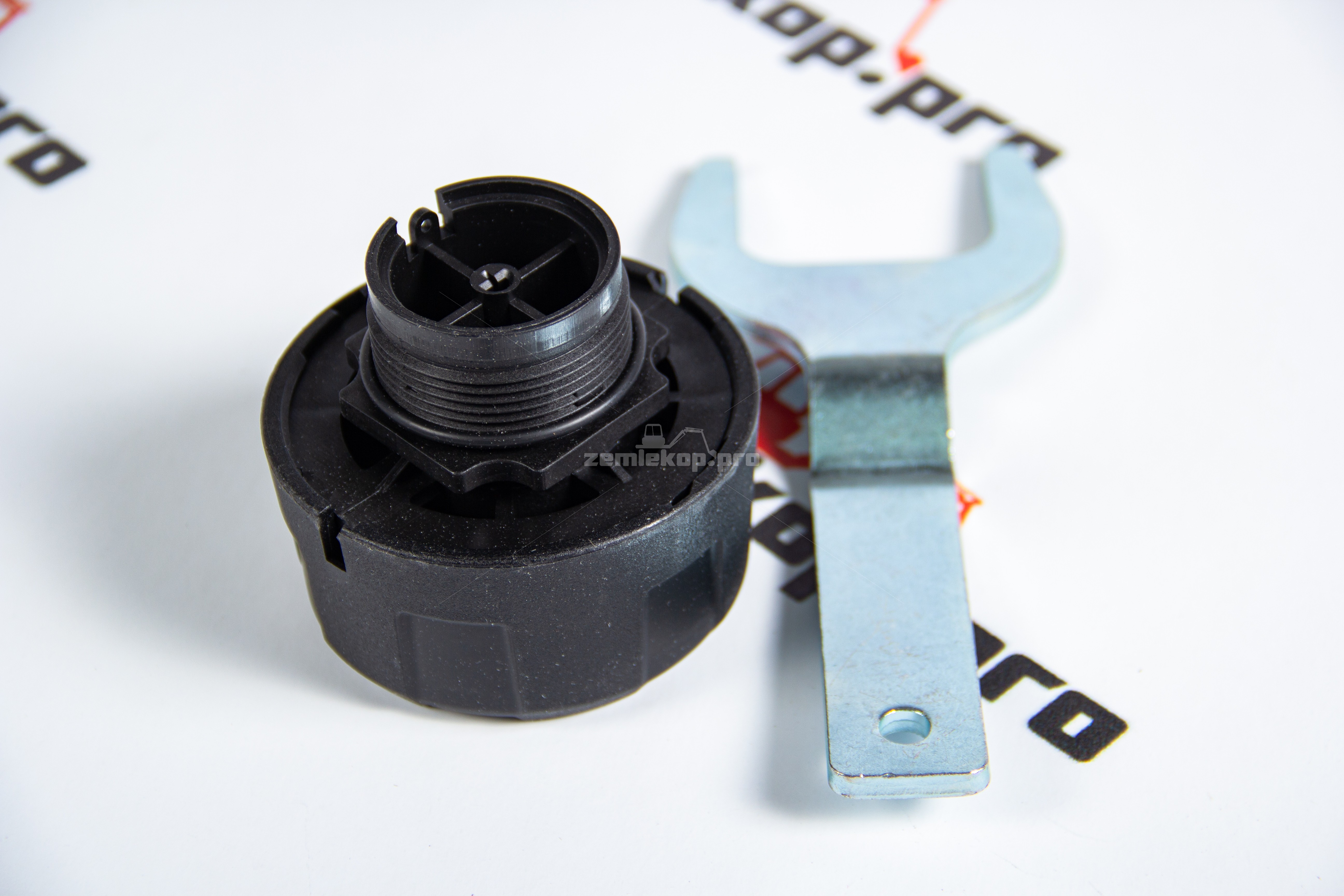 85813350 Крышка гидробака CNH