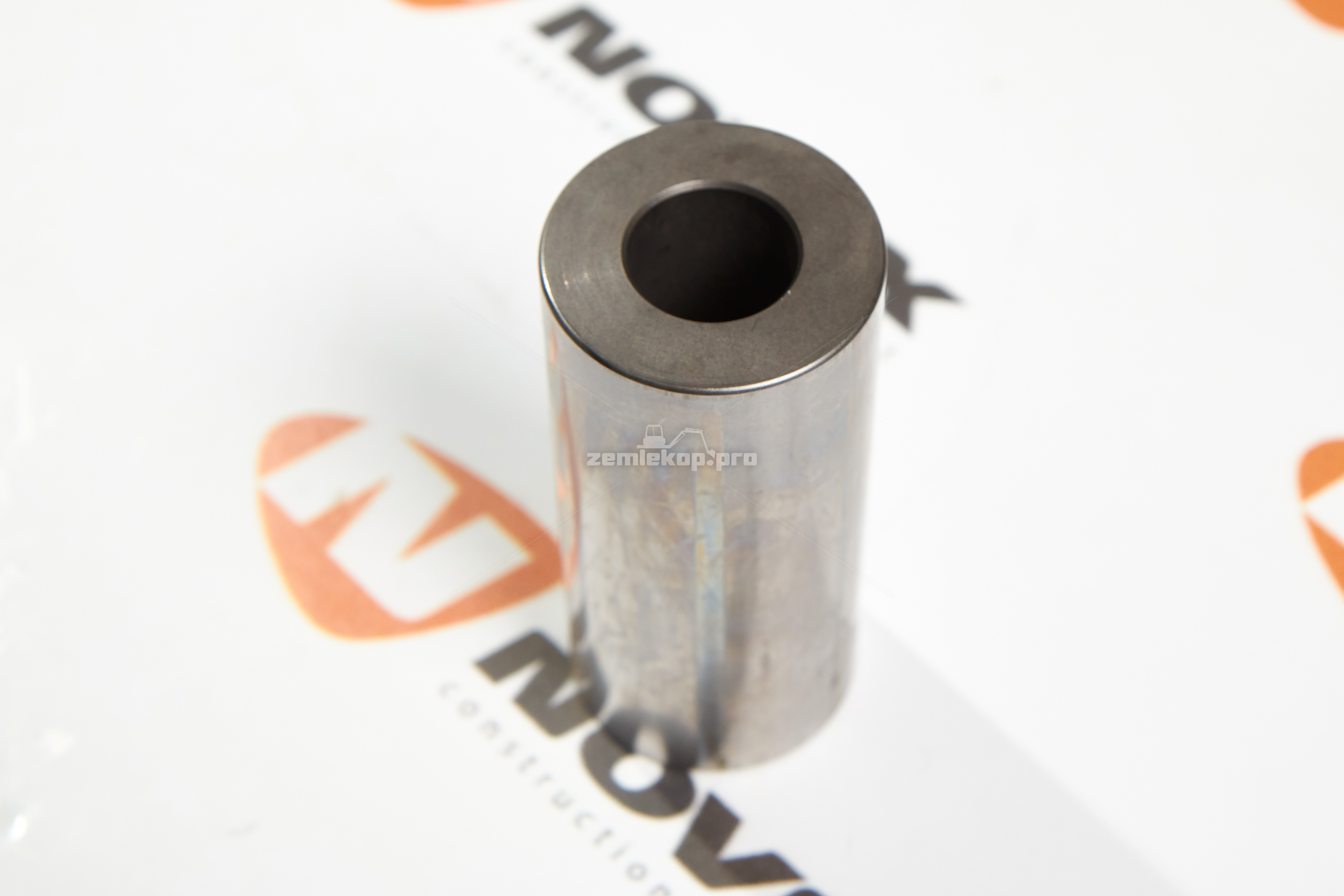 8N1608 Палец поршня