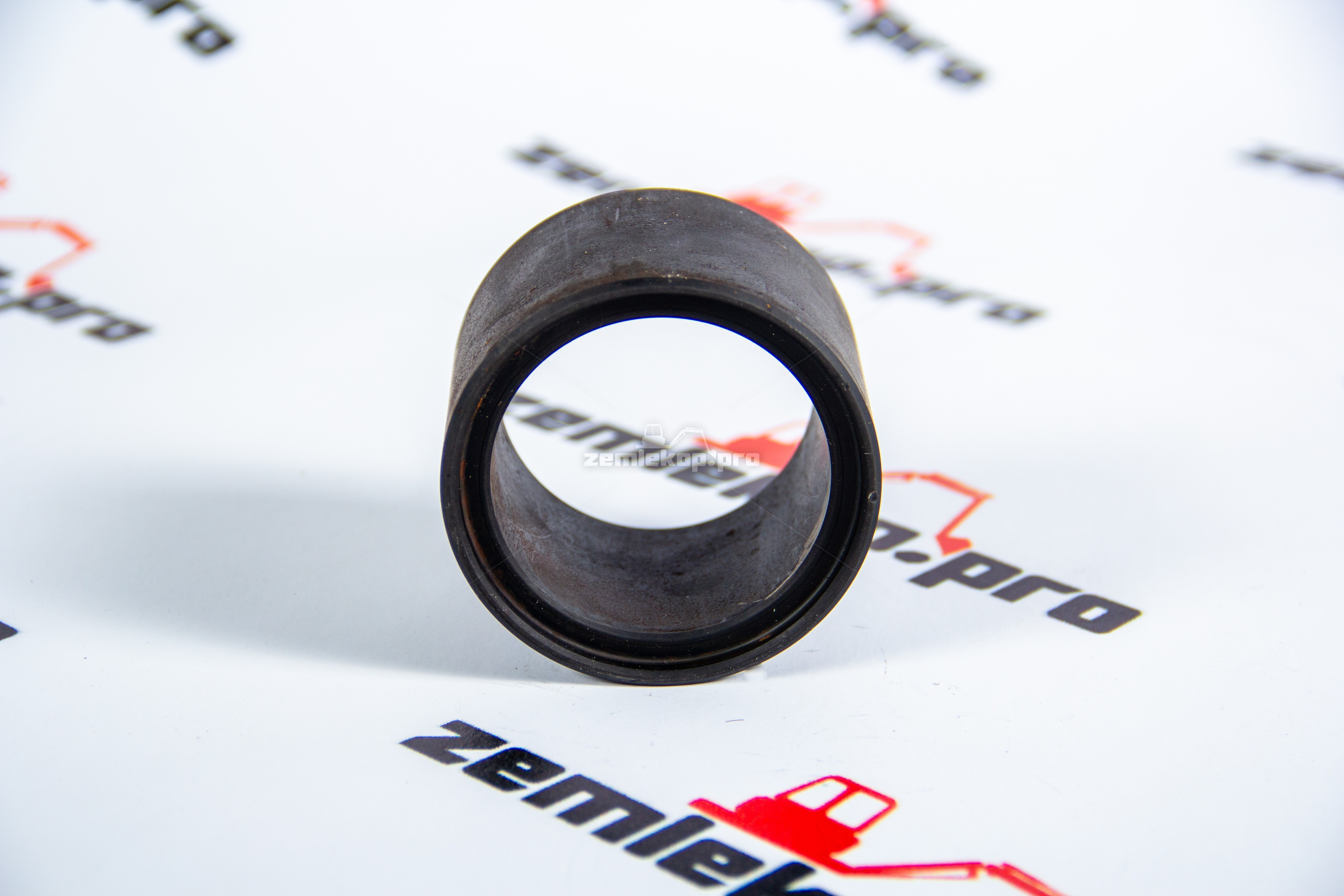 83910546 Втулка CNH (крепление стрелы к рукояти)