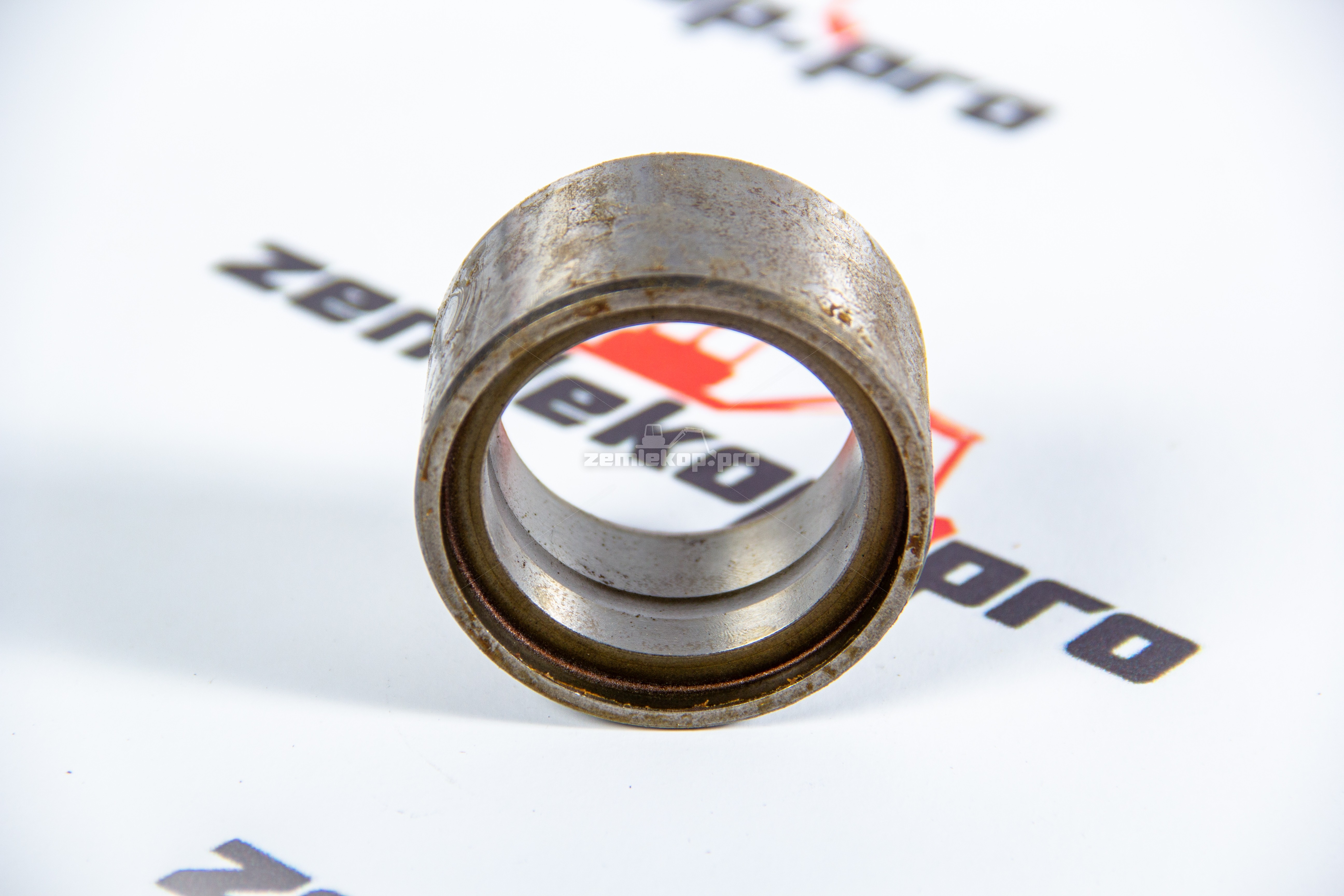 83910547 Втулка CNH (шток г/ц опрокидывания экскаваторного ковша)