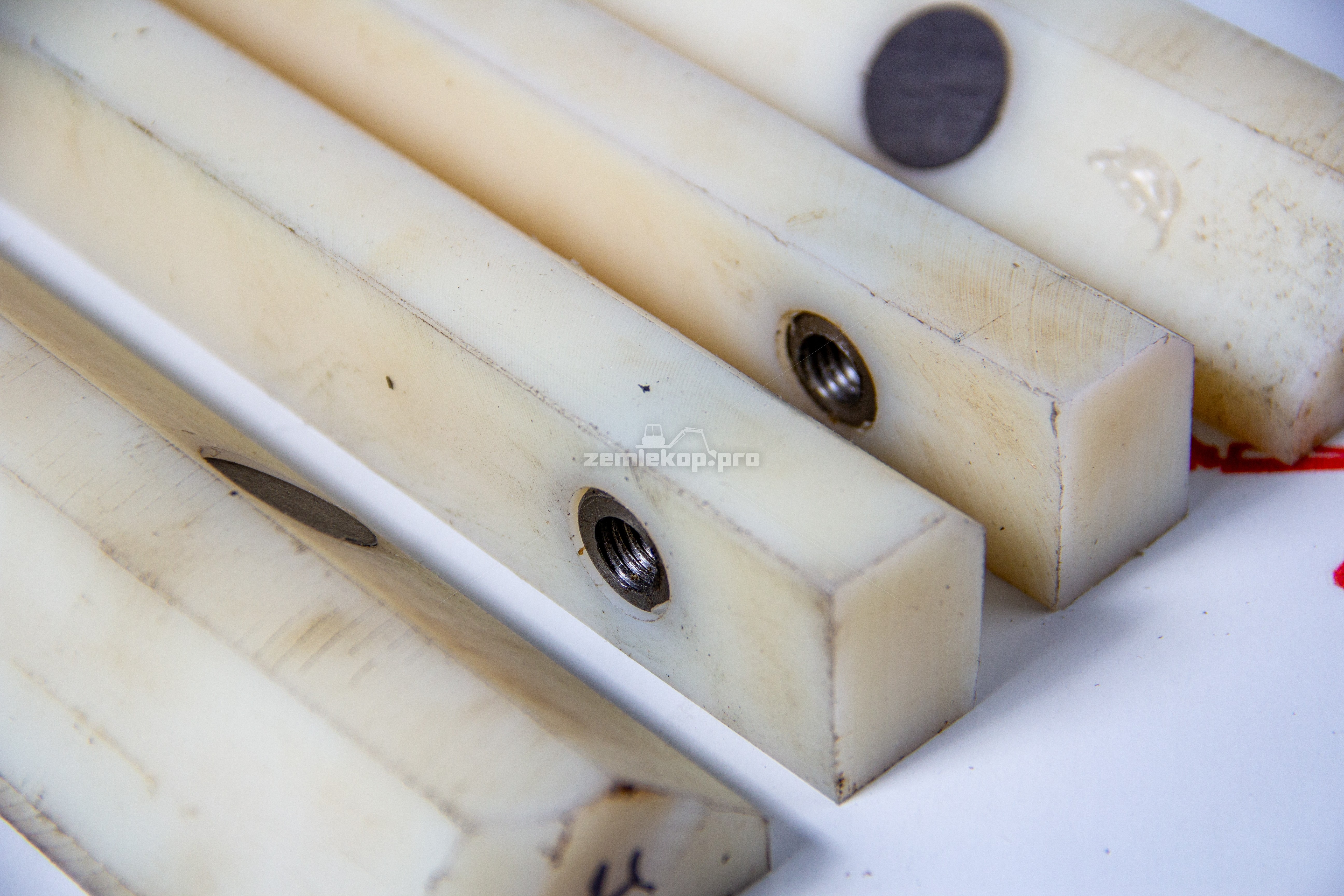 К-т VOLVO BL61/71 Комплект направляющих VOLVO BL61/71 (из 4 шт.) (11885339 - 1 шт. + 11885340 - 1 шт. + 11888793 - 2 шт.)