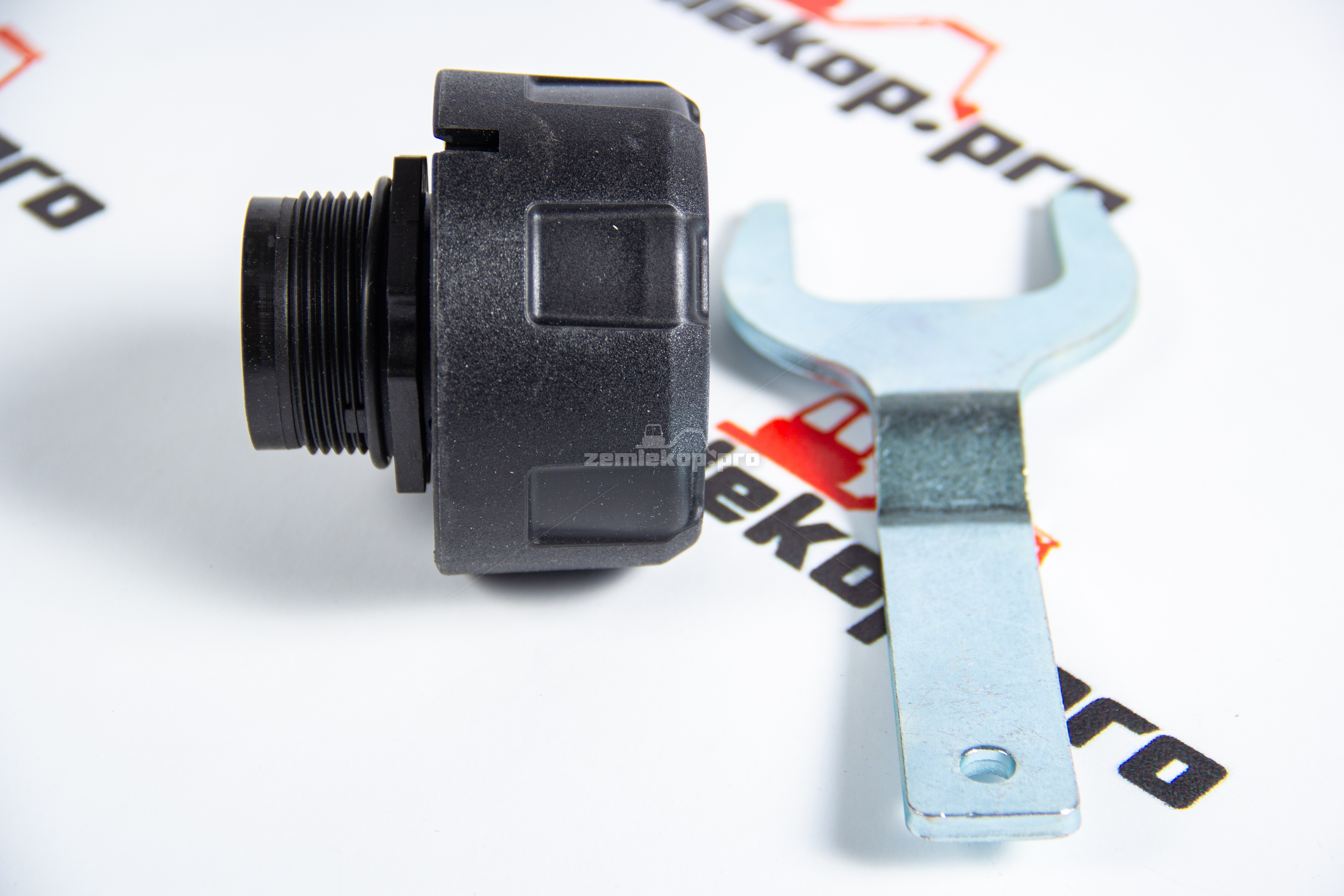 85813350 Крышка гидробака CNH