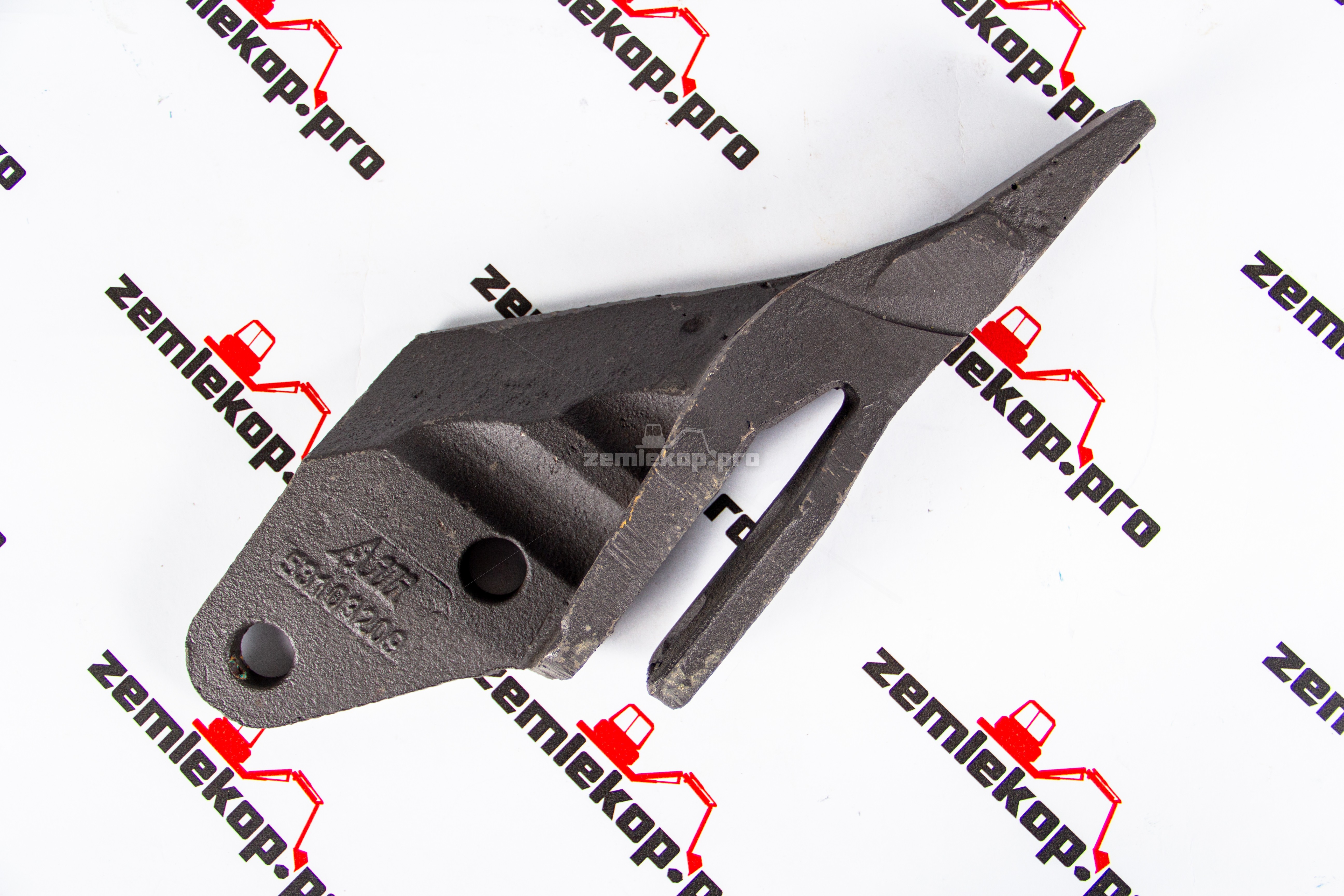 531.03209 Бокорез ковша левый JCB 2CX/3CX/4CX